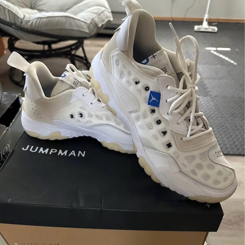 Men’s White Jumpman Sneakers